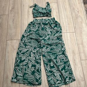 Two piece crop top and pant set. Like new. Adjustable straps. Elastic waist.